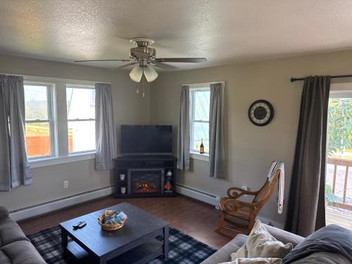 Private 2 Bedroom Lofted Garage Getaway