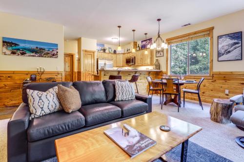 Boulders Truckee Condo Near Donner Lake and Skiing!