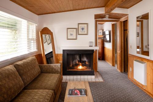 Carmel Fireplace Inn - image 9