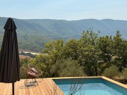 Bastidon avec vue et piscine au coeur du Luberon in Reillanne