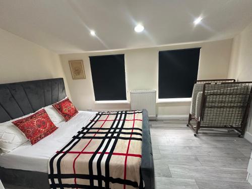 Room 5 - One Bedroom Apartment, London (photo 2)