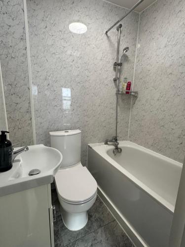 Room 5 - One Bedroom Apartment, London (photo 3)