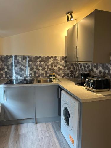 Room 5 - One Bedroom Apartment, London (photo 6)