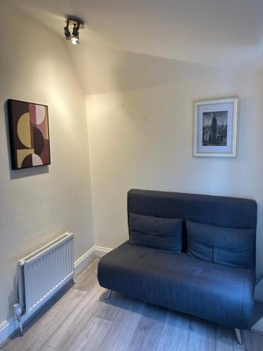 Room 5 - One Bedroom Apartment, London (photo 7)