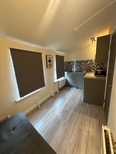 Room 5 - One Bedroom Apartment, London (photo 8)