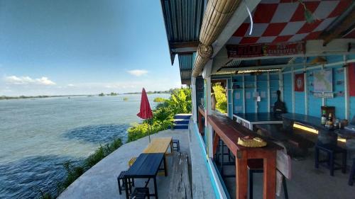 レストラン, Don Som Riverside Guesthouse in キナク