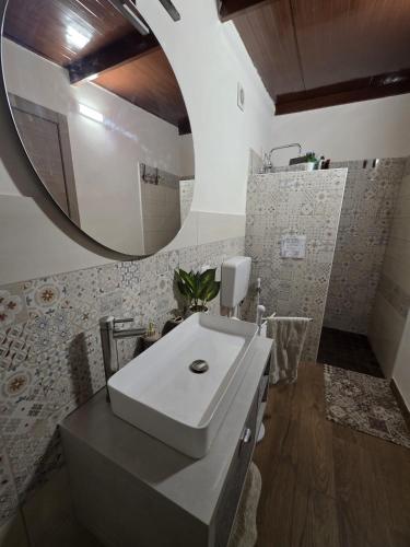 衛浴, Casa blu' con terrazza panoramica in 帕爾坦納