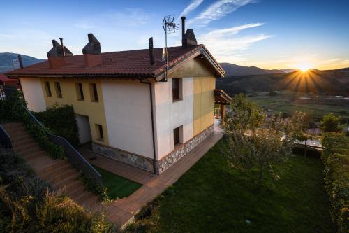 Kert, La Portilla de Gredos. Casa rural in Hoyos del Espino