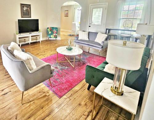 Tv in all Rooms - King Suite - Workspace - Near RAFB – khách sạn tại Warner Robins