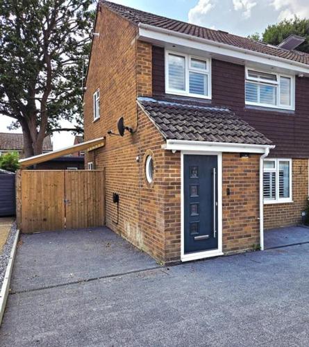 ทัศนียภาพภายนอกโรงแรม, 3 bedroom home in Horsham, West Sussex, with Free Parking in ฮอร์ชาม