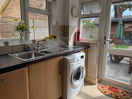 3 bedroom home in Horsham, West Sussex, with Free Parking in ฮอร์ชาม