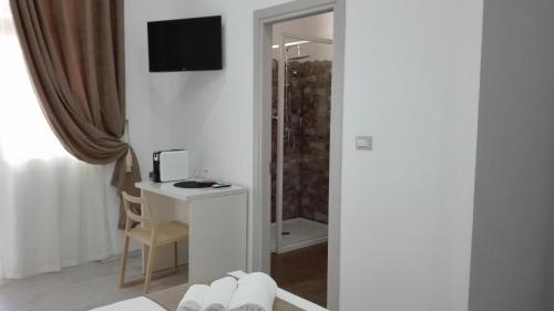 Deluxe Room image 3