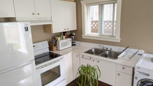 Private Suite w King Bed, Ground Level, Naturally Bright in Vancouver, Canada