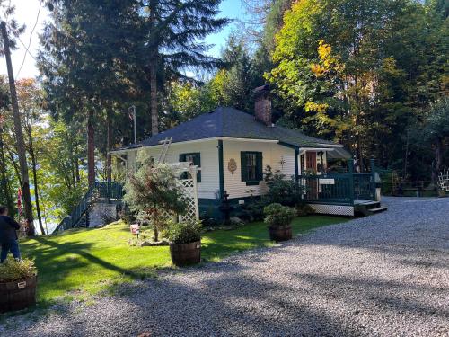 Mile 77 Cottages in Youbou (BC)