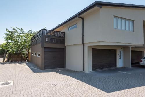 Twin Apartments - Walk to Forest with Spa Pools - image 5