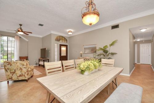 Facilities, Entire Home Minutes From NASA, with Pool in Clear Lake