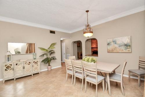 Facilities, Entire Home Minutes From NASA, with Pool in Clear Lake