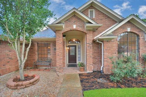 Exterior view, Entire Home Minutes From NASA, with Pool in Clear Lake