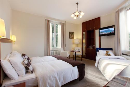 3 twin beds