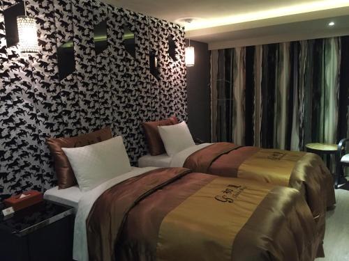 1 queen bed, 2 twin beds