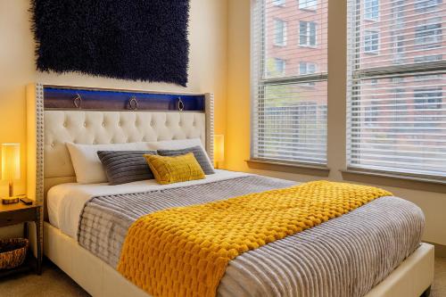 Lux Modern Apartment with Pool View & Prime Location
