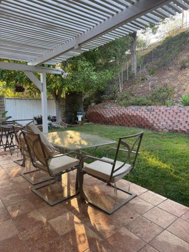 Spacious and Exclusive Oasis 6BR 3BA in Thousand Oaks