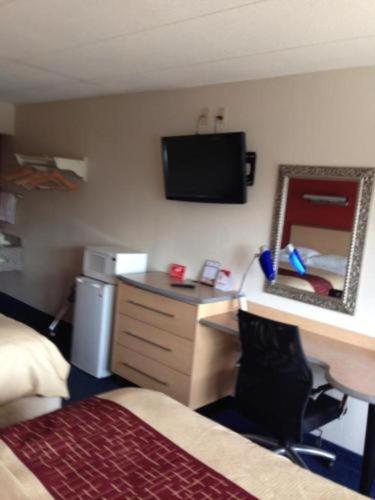 Rodeway Inn - image 10