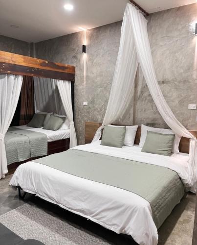 1 king bed, 1 queen bed