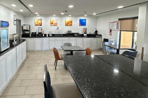 Лобби, Comfort Inn Dallas Park Central in Парк-Сентрал