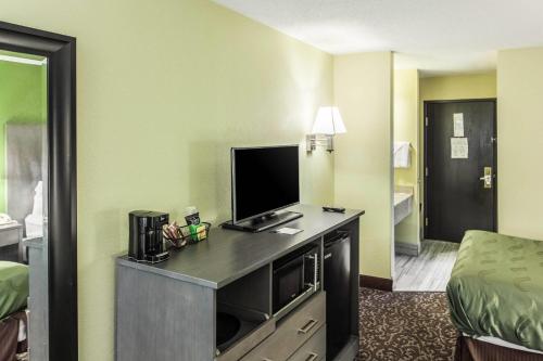 Quality Inn - image 2
