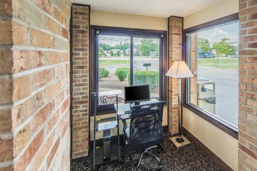 Quality Inn - image 11