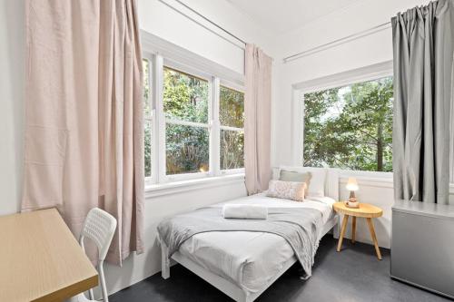 No Frill Affordable Single Room - Seconds to Transport & Shops - Shared Bathroom in Upper North Shore