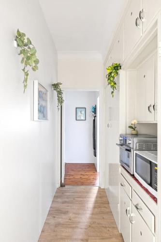 Kitchen, No Frill Affordable Single Room - Seconds to Transport & Shops - Shared Bathroom in Upper North Shore