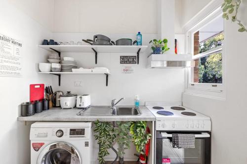 Kitchen, No Frill Affordable Single Room - Seconds to Transport & Shops - Shared Bathroom in Upper North Shore