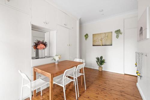 Kitchen, No Frill Affordable Single Room - Seconds to Transport & Shops - Shared Bathroom in Upper North Shore
