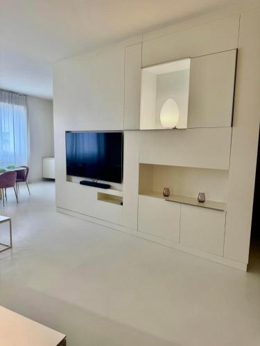 2 Bed Bright Flat in Monza City Centre in Monza