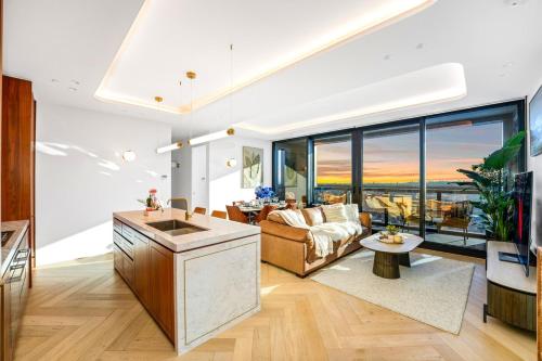 Sky One Luxury Penthouse Spectacular Views