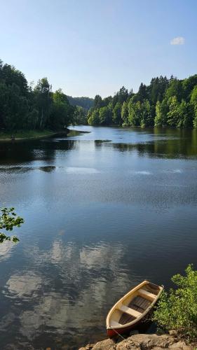 Chata Na Břehu (Chata Na Brehu) in ปาสตวินี