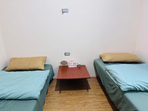 2 twin beds