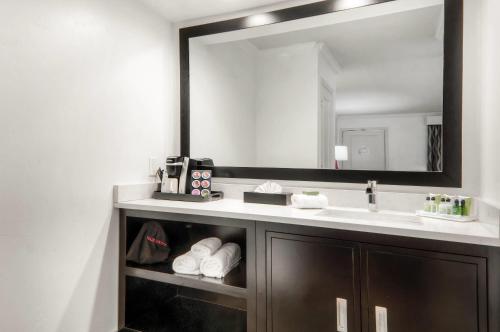 Aggie Inn, an Ascend Collection Hotel Room Type - Queen Room
