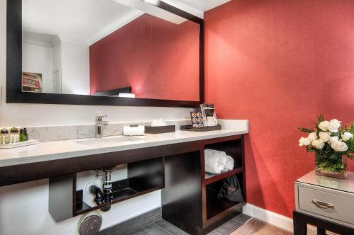 Aggie Inn, an Ascend Collection Hotel Room Type - Queen Room - Accessible/Non-Smoking