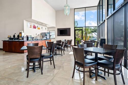 Comida y bebida, Quality Inn & Suites at Tropicana Field in San Petersburgo (FL)