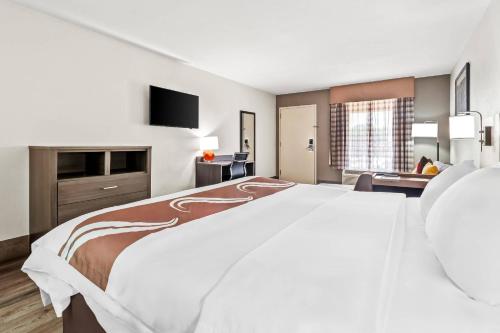 Quality Inn & Suites near Robins Air Force Base - image 8
