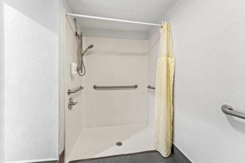 Quality Inn & Suites near Robins Air Force Base - image 10