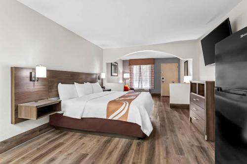 Quality Inn & Suites near Robins Air Force Base - image 13