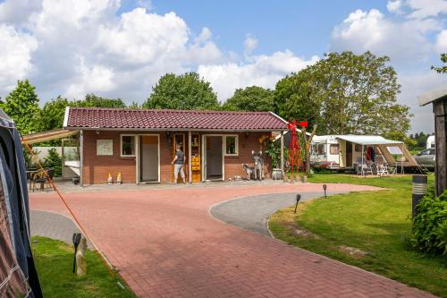 Ruime caravan op gezellige minicamping in Lichtenvoorde