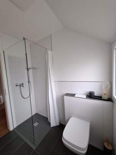 ห้องน้ำ, Bright 3-room apartment - space for family & friends in เทคเลนบวร์ก