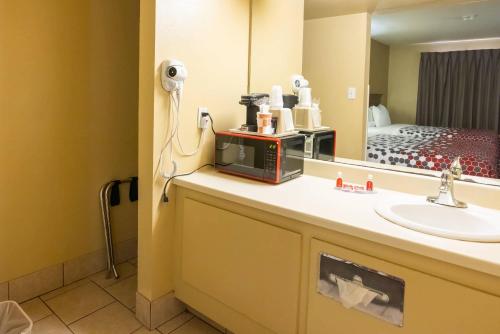 Econo Lodge McAlester - image 6