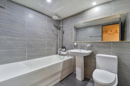 room detail thumbnail 2