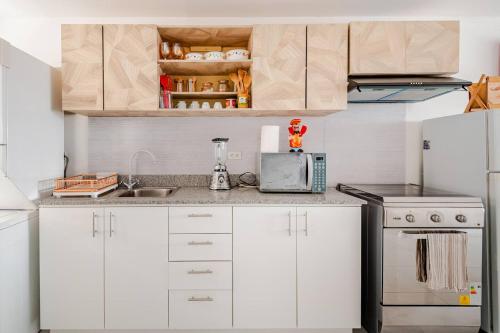 ห้องครัว, Stylish & Modern 2BR Apartment in ซานฮวน